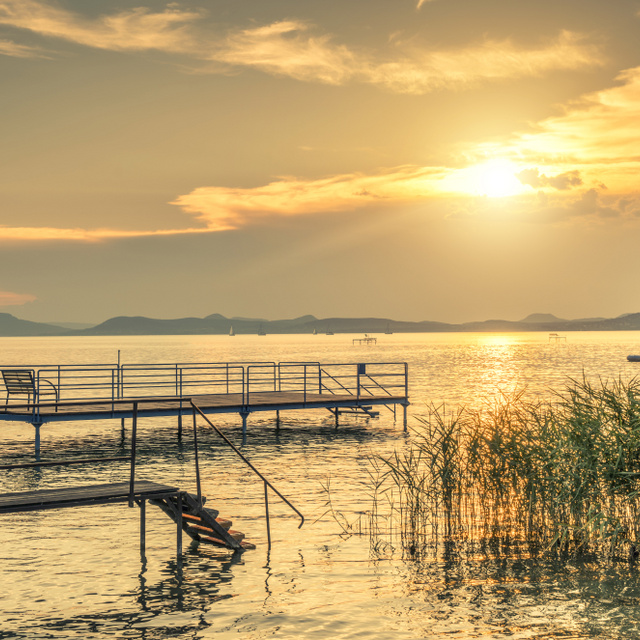 Néhány év múlva alkalmatlanná válhat a fürdésre a Balaton: ezért van veszélyben a tó