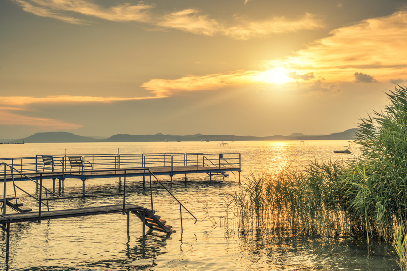 Néhány év múlva alkalmatlanná válhat a fürdésre a Balaton: ezért van veszélyben a tó