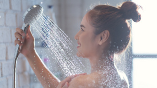 Így mosson arcot zuhanyzás közben