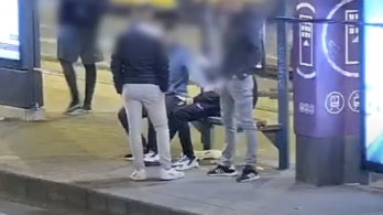 Videón, ahogy kifosztottak egy alvó férfit a 4-es, 6-os megállójában