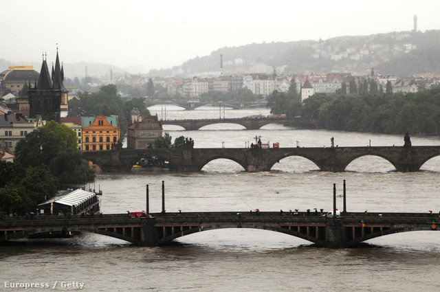Prágában a Moldva vízhozama jelenleg meghaladja a 3000 köbmétert másodpercenként, de hétfőn még tovább emelkedik.  A déli külvárosok jórészt víz alatt vannak, hétfőn délutánra az árvíz elérte Prága belvárosának alacsonyan fekvő részeit is.