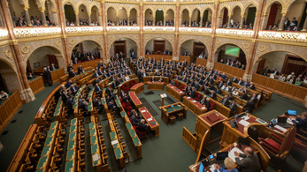 Üres padsorokhoz beszéltek az ellenzéki képviselők a parlamentben