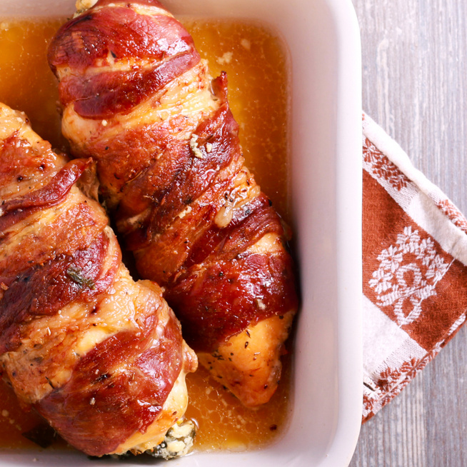 Omlós csirkemell sajttal és spenóttal töltve: baconbe csomagolva nem szárad ki a hús