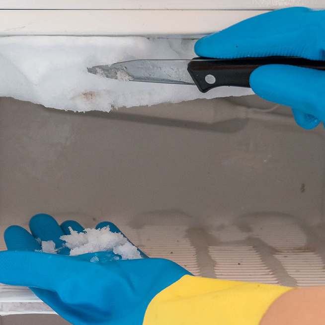 5 gyakori hiba, ami miatt jegesedik a hűtőszekrény: forró ételt sose tegyél bele