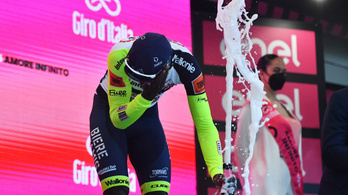 Szemen lőtte magát a pezsgővel a Giro legutóbbi szakaszának győztese