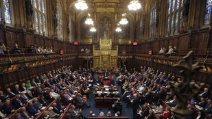 Szexuális erőszak miatt tartóztattak le egy brit parlamenti képviselőt