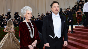Elon Musk édesanyja 74 évesen címlapon pózol
