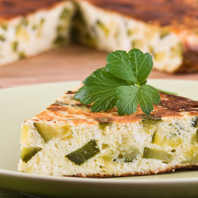 Légies, fehérjedús omlett puha cukkinivel keverve: feta sajttal szórd meg a tetejét
