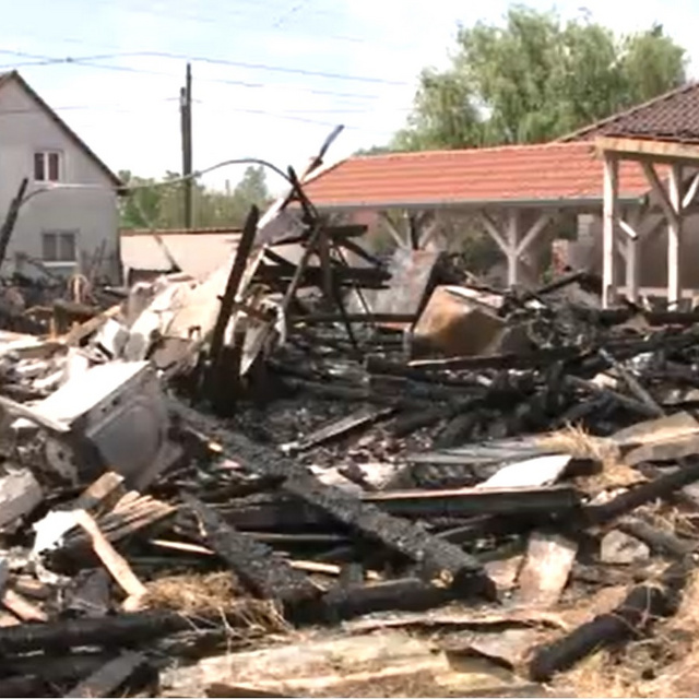 Porig égett a család otthona, összefogott Tiszasziget a megmentésükért