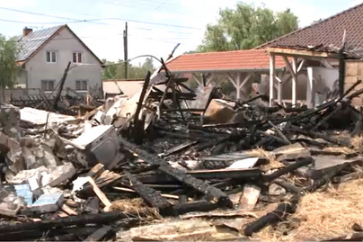 Porig égett a család otthona, összefogott Tiszasziget a megmentésükért