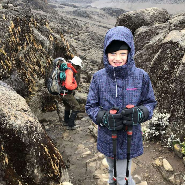 7 évesen mászta meg a Kilimandzsárót, hogy közelebb legyen halott édesapjához: Montannah Kenney szívbe markoló története