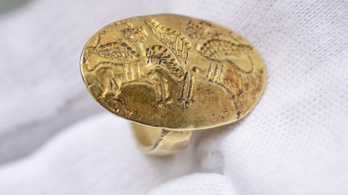 Visszaadták a háború alatt ellopott, háromezer éves aranygyűrűt