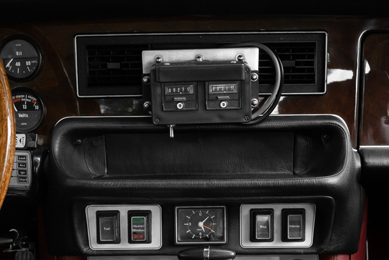A rádió két oldalán a fűtés-szellőzés kapcsolói, az óra körül pedig a tank kapcsoló, a hátsó ablak fűtés és a belső világítás kapcsolói