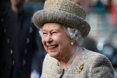 Bájos nő lett Erzsébet királynő 18 éves unokájából: Louise-ra büszke a nagymamája
