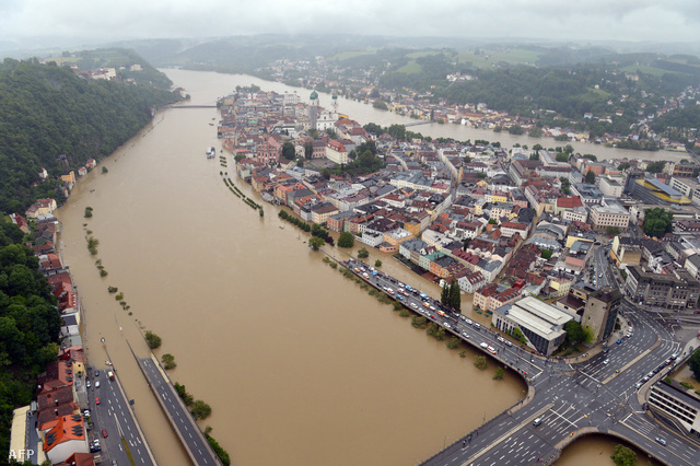 Passauban, ahol három folyó, a Duna, az Inn és az Ilz találkozik, a Duna 12,80 méter körül tetőzött az éjjel. Hajnalban már 12,40 méter volt a vízállás, és visszahúzódott az Inn is, a város így túl van a nehezén. Tetőzött az ár Bajorország más térségeiben is, és Türingia tartományban is javult az árvízhelyzet.