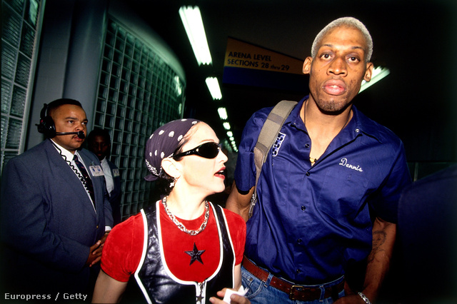 Igen, az a kis törpe ott Dennis Rodman mellett, az bizony Madonna