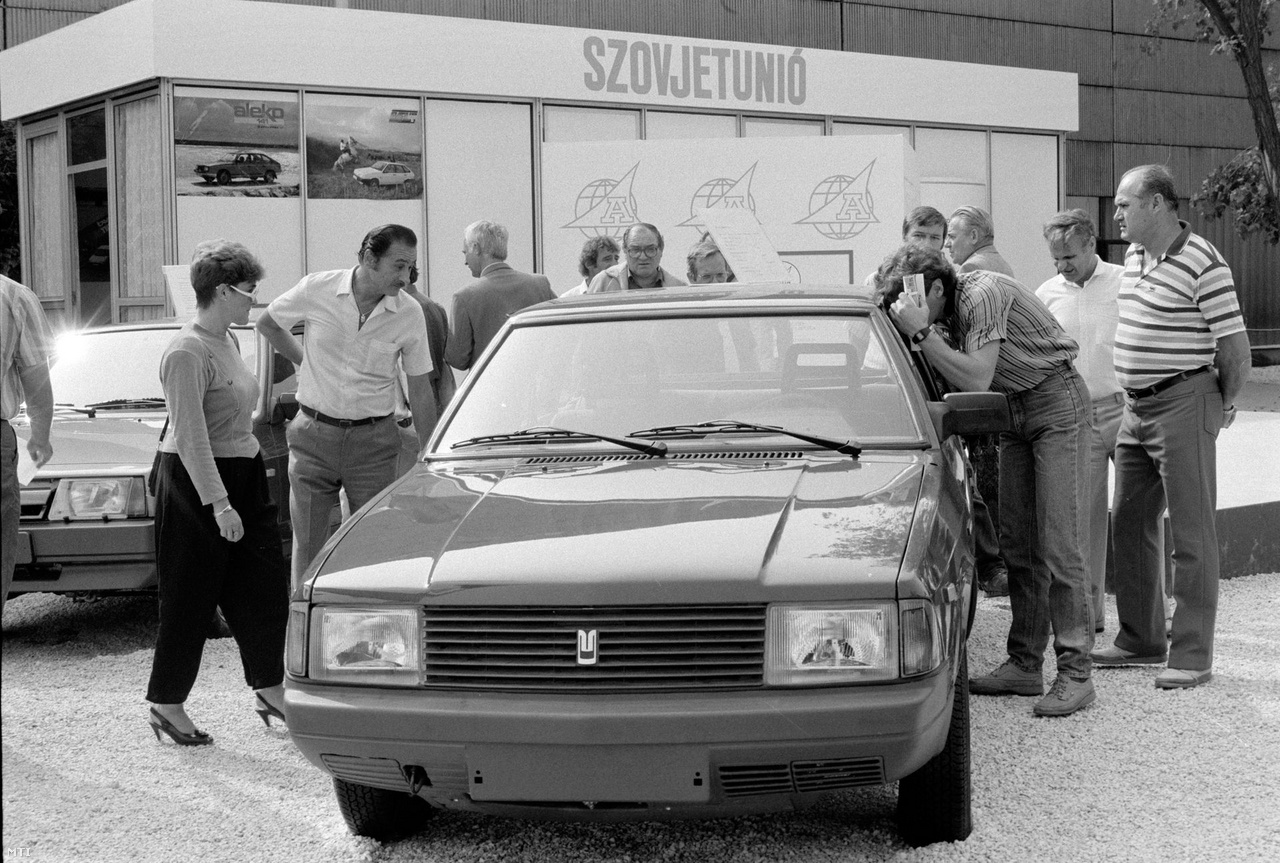 A nyolcvanas évek közepére nem csak 2140-es Moszkvics, de már a Lada típusai is elavultnak számítottak. Így a pártállam kérésének megfelelően megkezdődhetett a teljesen új Moszkvics kifejlesztése. A 2141-es prototípusát 1987-ben mutatták be. A később Alekóra átkeresztelt autó mindenben szakított a korábbi Moszkvics típusokkal. Ötajtós ferdehátú karosszériája, elsőkerekes, fogasléces kormányműve és MacPherson felfüggesztése volt. Az Aleko sokáig a szovjet, később orosz autóipar, legkorszerűbb járművek volt. A Moszkvics Alekót egészen 2003-ig gyártották. Az új Moszkvicsról készült fotó a magyarországi premieren az 1989-es Budapesti Nemzetközi Vásáron (BNV-n) készült (fotó: MTI)    