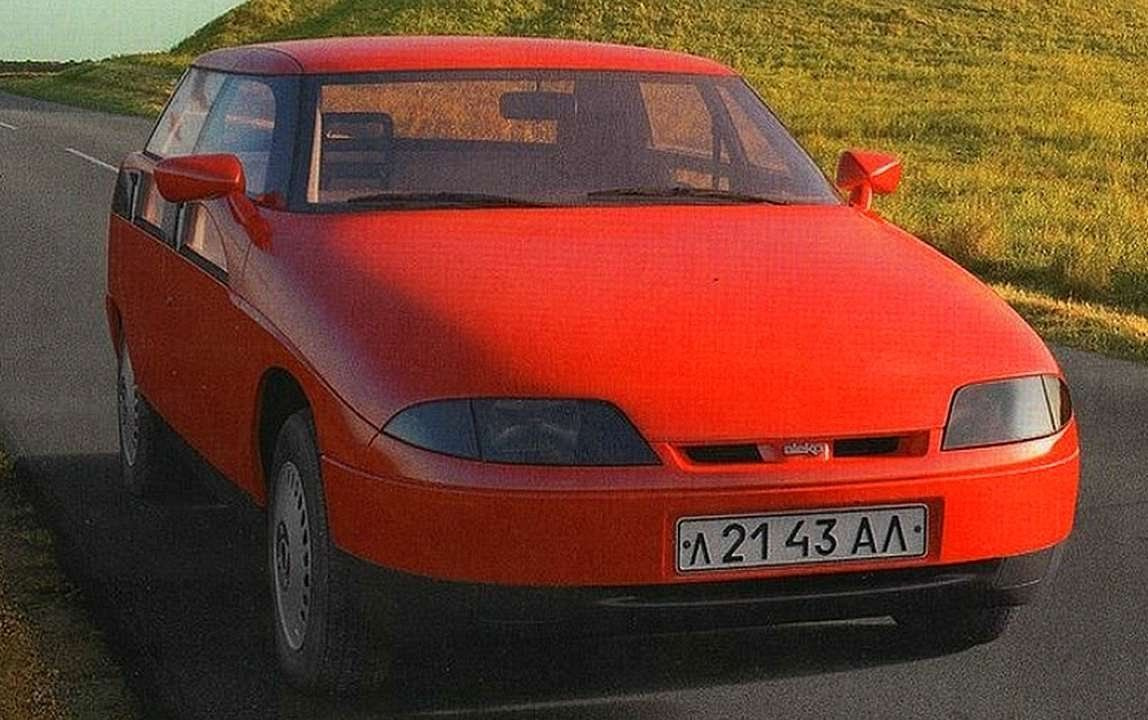 A moszkvai autógyár a 80-as évek elejére nem különösebben lehetett elégedett a számokkal. A 2140-es nem nagyon fogyott, csak az IZS kisáruszállító változatára volt kereslet. A fejlesztések egyre nehezebben haladtak, nem nagyon volt pénze a gyárnak. A 80-as években mégis sorra mutatta be a Moszkvics a koncepcióautóit, amelyekre alaposan felfigyelt a nyugati autós sajtó is. A képen az 1987-es, AZLK-2143 Jauza tanulmány