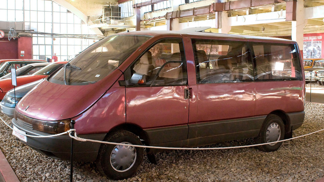 A Moszkvics-3733 kisbuszt az AZLK és a pozsonyi autógyár közösen fejlesztette ki. A tervek szerint a Szovjetunióban és Csehszlovákiában gyártották volna a 3733-ast. A képen látható kisbusz az 1990-ben készült nyolcüléses kisbusz prototípusa. A két ország közötti megegyezésnek megfelelően Pozsonyban egy hasonló, egy tonnás teherbírású BAZ-MNA-1000-es elnevezésű furgont készítettek. Az Aleko műszaki megoldásait és motorját használó haszonjármű-családdal kapcsolatos terveket a Szovjetunió összeomlása maga alá temette. A 3733-asból összesen három darab készült. Egy a pozsonyi és egy a moszkvai múzeumban van kiállítva, a harmadik példány pedig megsemmisült