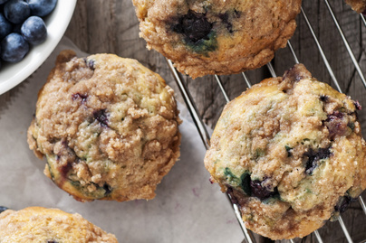 Puha, illatos áfonyás muffin: ropogósra sül a cukor a tetején