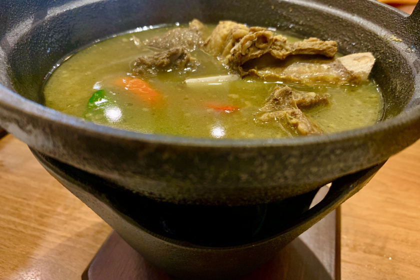 Szuperomlós sertésoldalas levesben főzve: magától leválik a csontról a hús
