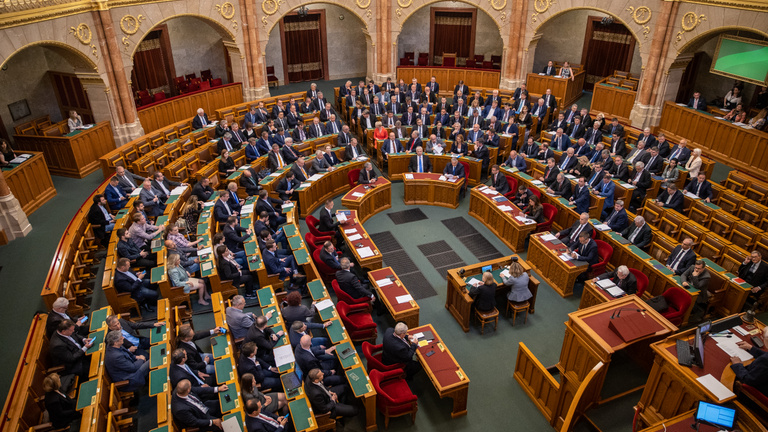 Döntött a parlament az Alaptörvény tizenegyedik módosításáról