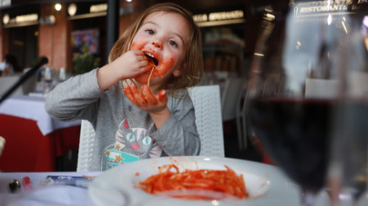 Az éttermi gyerekmenü miért csak rántott hús és spagetti? Házi kutatás ovis szülőkkel a jobb lehetőségekről