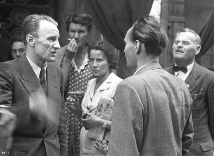 Kádár János (b) és Rajk László a Magyar Kommunista Párt (MKP) Központi Vezetőségének tagjai beszélgetnek az MKP első országos értekezletén a VI. kerületi pártszervezet Csengery utcai székházában 1945. május 20-21-én