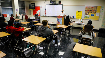 Floridában tilos az iskolákban a homoszexualitás témája, ezért göndör hajáról beszélt egy diák
