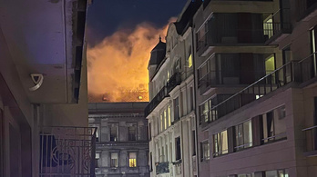 Száz négyzetméteren égett egy lakóház tetőszerkezete a VI. kerületben
