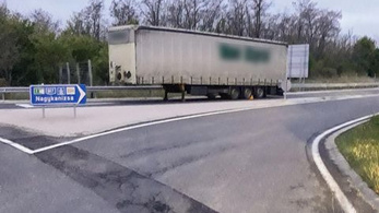 Műszaki hibás lett a kamion, az út közepén hagyták a vontatmányt az M7-esen