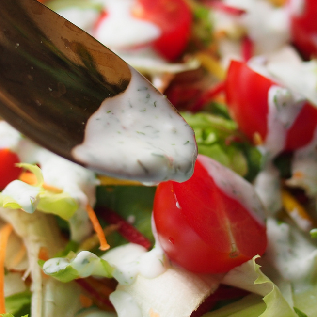 Krémes kapros-joghurtos öntet bármilyen salátához: csak össze kell keverni
