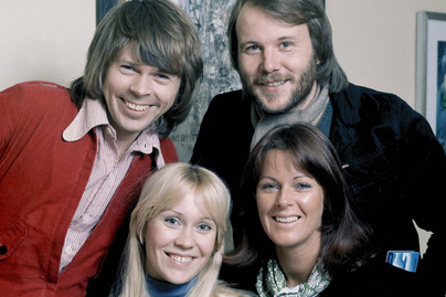 Az ABBA Fridája és Agnethája ellopta a show-t a vörös szőnyegen: Benny és Björn oldalán pózoltak