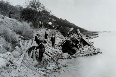 A mozdonyvezető lélekjelenléte mentette meg az utasokat a balatoni vonatbalesetben: a mozdony a tóba esett 1914-ben