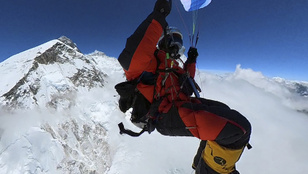 A világon elsőként ugrott le egy férfi siklóernyővel a Mount Everestről