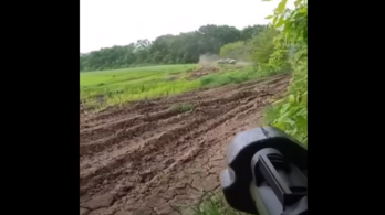 Mint egy durva videójátékban, úgy lövik rommá az orosz tankot