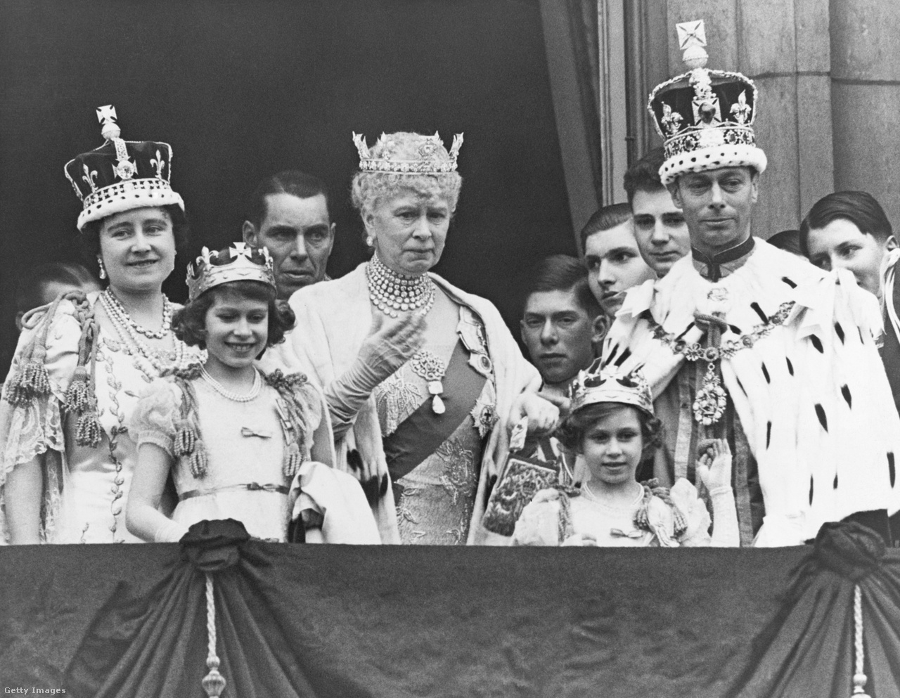 A Buckingham-palota erkélyén gyűlt össze a királyi család 1937. május 12-én VI. György király koronázása után. A képen balról jobbra: Erzsébet anyakirályné, Erzsébet hercegnő, Mária királyné, Margit hercegnő és VI. György király