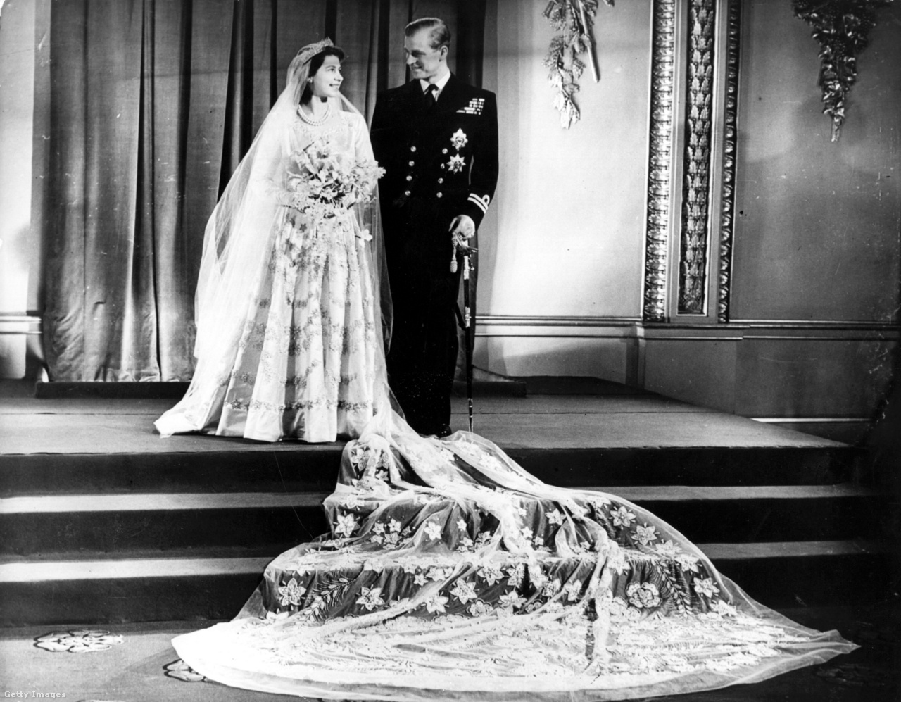 Erzsébet hercegnő és férje, Fülöp herceg a házasságukat követően a Buckingham-palotában 1947. november 20-án