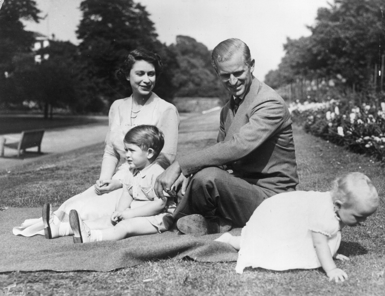 Erzsébet hercegnő és Fülöp herceg gyermekeikkel, Károly herceggel és Anna hercegnővel 1951-ben