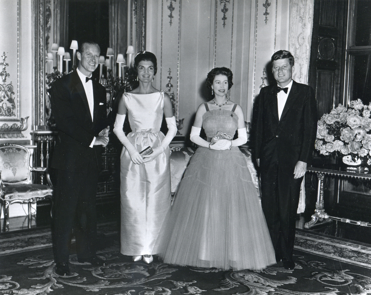 Az amerikai elnök, John F. Kennedy tiszteletére rendezett bankett a Buckingham-palotában 1965. június 11-én. Balról jobbra: Fülöp herceg, Jacqueline Kennedy, II. Erzsébet, John F. Kennedy