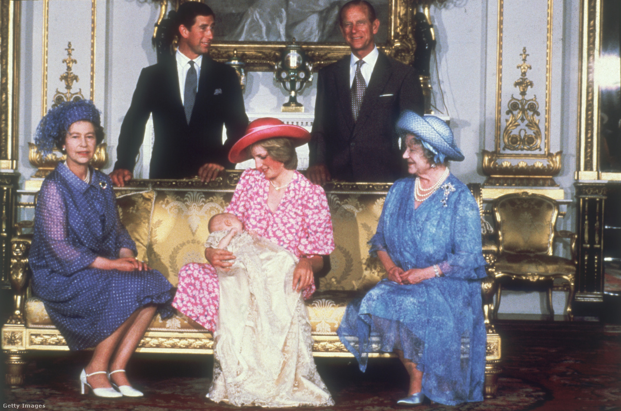 Hátul balról jobbra haladva Károly herceg és Fülöp herceg áll, akik előtt II. Erzsébet királynő foglal helyet. Mellette Diana hercegné ül, karjában Vilmos herceggel, míg a legszélén Erzsébet anyakirályné. A kép 1982. augusztus 4-én készült