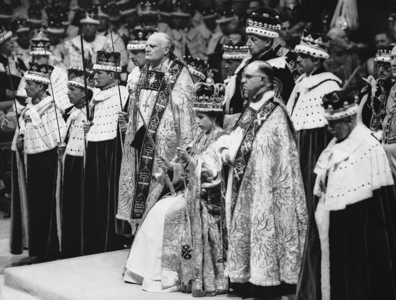 II. Erzsébet királynő a koronázási szertartáson 1953. június 2-án a Westminster-apátságban