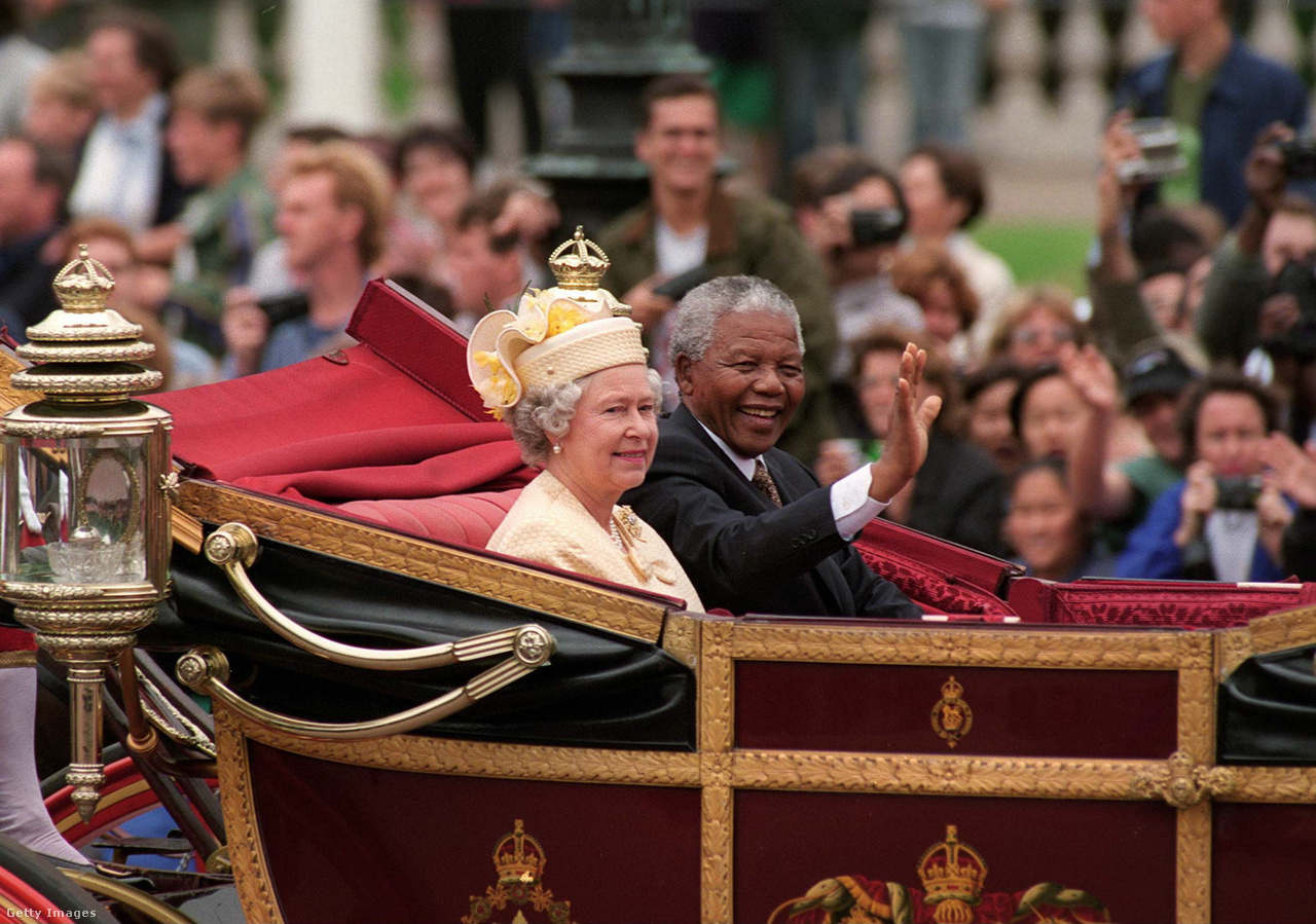 II. Erzsébet királynő és Nelson Mandela egy hintóban