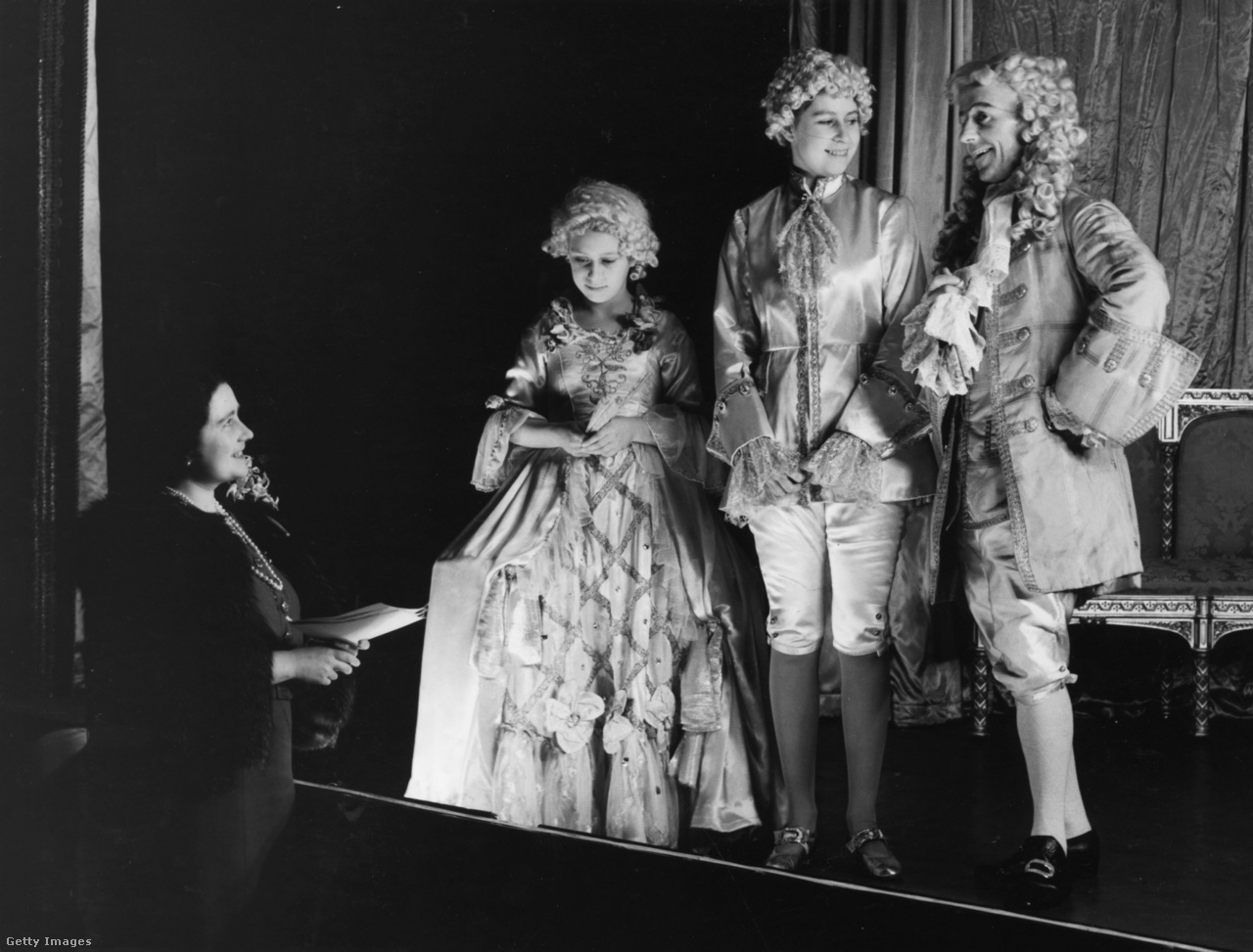 A jelmezbe bújt Erzsébet és Margit a Hamupipőke pantomimműsor próbáján a Windsor-kastélyban 1941. december 21-én