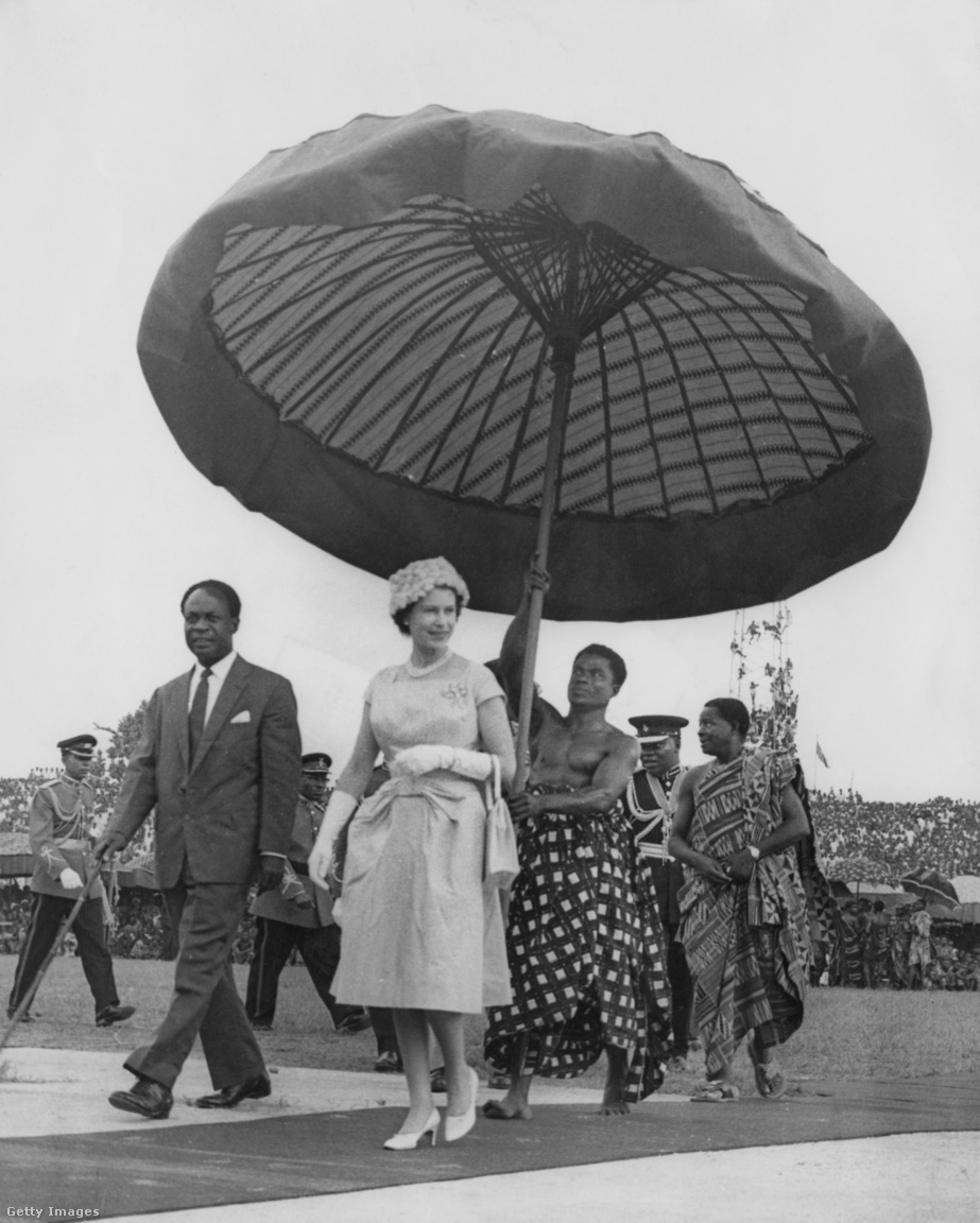 A királynő a ghánai körútja során az állam elnökével, Dr. Kwame Nkrumah-val 1961 novemberében