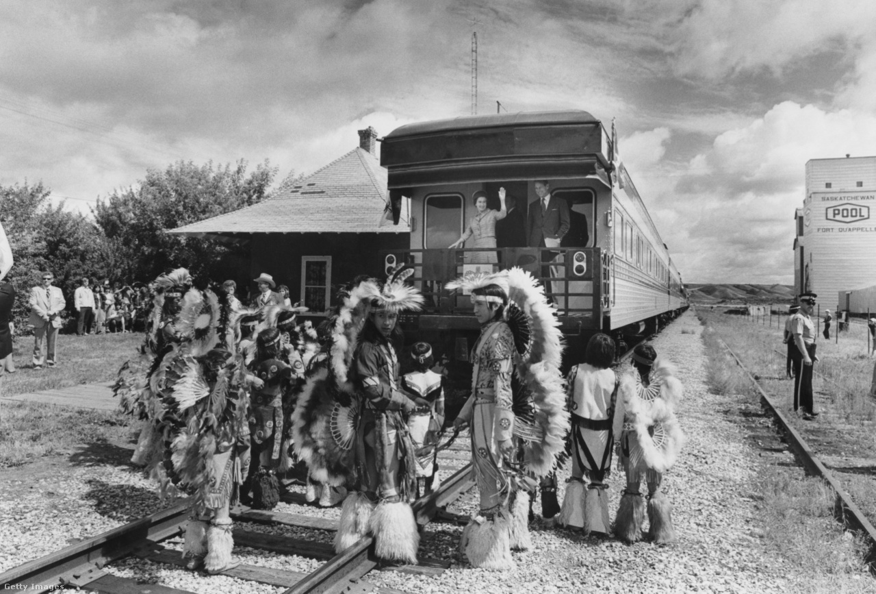 II. Erzsébet királynőt és Fülöp herceget egy indián jelmezbe öltözött csoport várja, miközben vonatuk elhagyja Fort Qu'Appelle települést 1978-ban