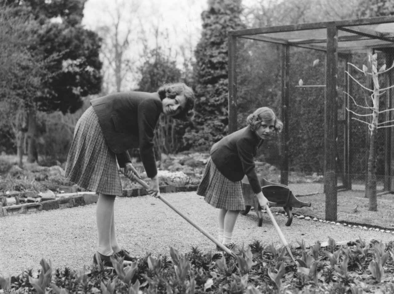 Erzsébet és Margit hercegnő gondozza a kertet a Windsor-kastélynál 1940 áprilisában