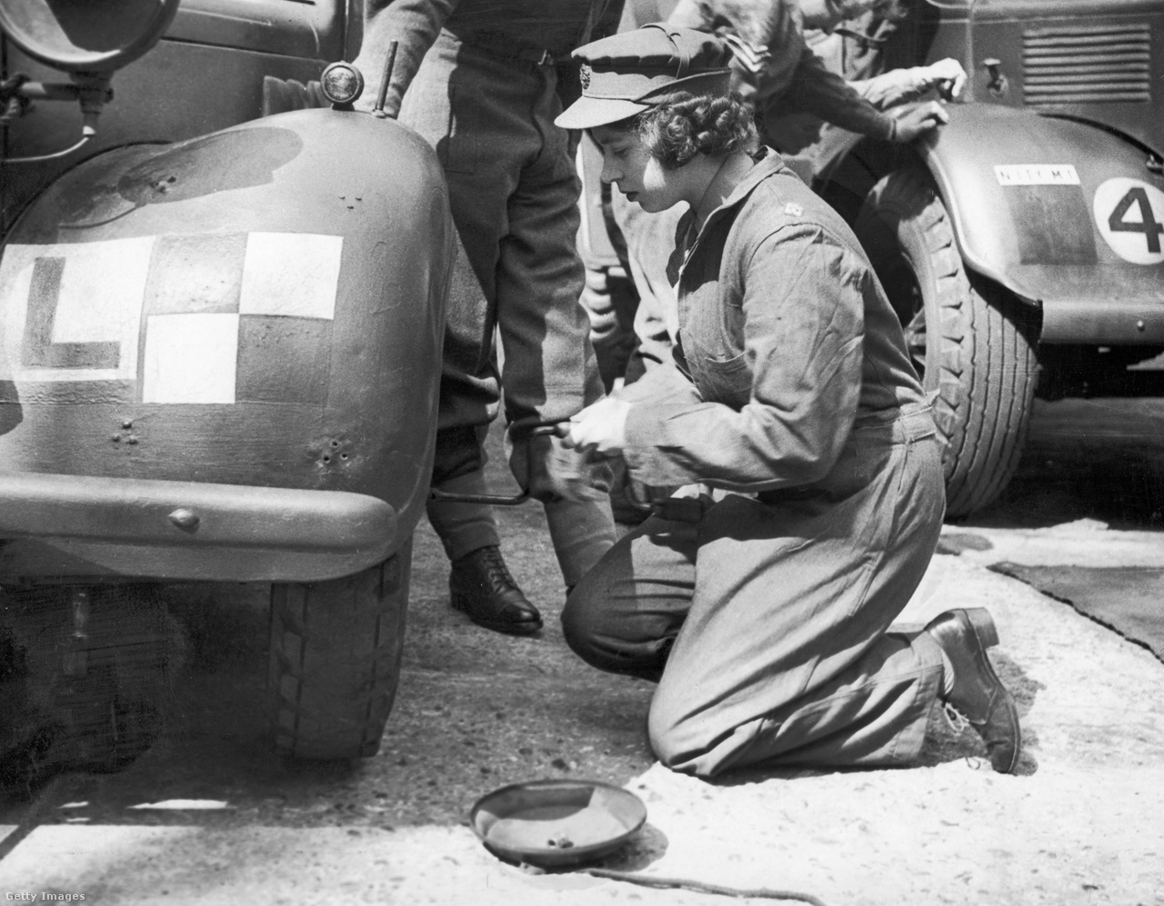 Erzsébet hercegnő az autók működését tanulmányozza 1945. április 12-én.Szerelőként és sofőrként segédkezett a második világháború alatt a női haderőnél.  