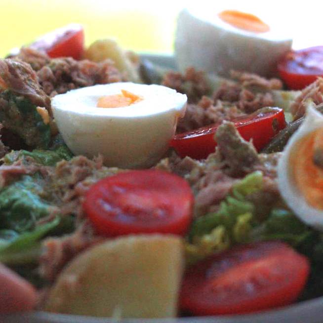 Laktató nizzai saláta újkrumplival: könnyed főételként is megállja a helyét