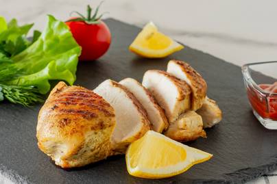 Könnyed, citromos pácban grillezett csirkemell: nagyon szaftos lesz a hús